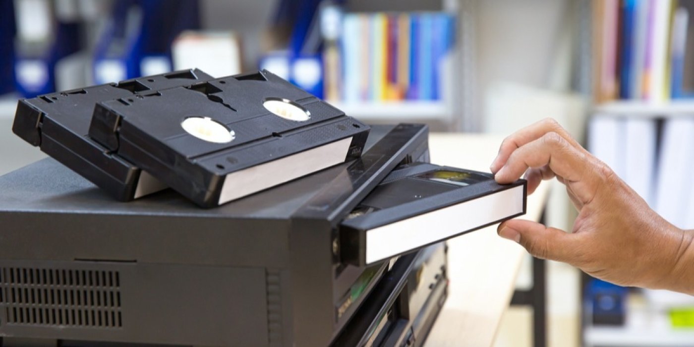 Ruka dává videokazety do videorekordéru