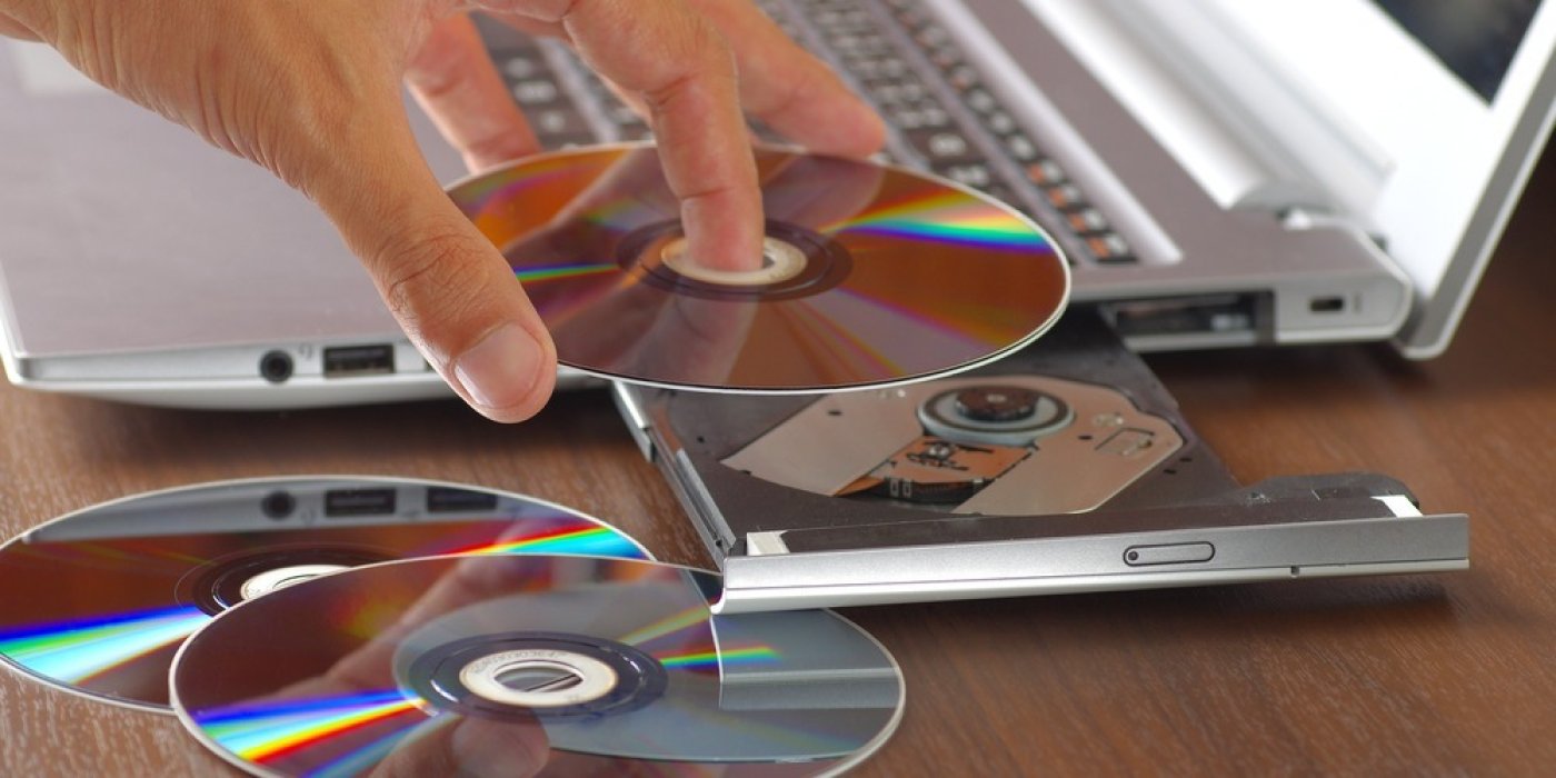 Ruka dává disk do počítače