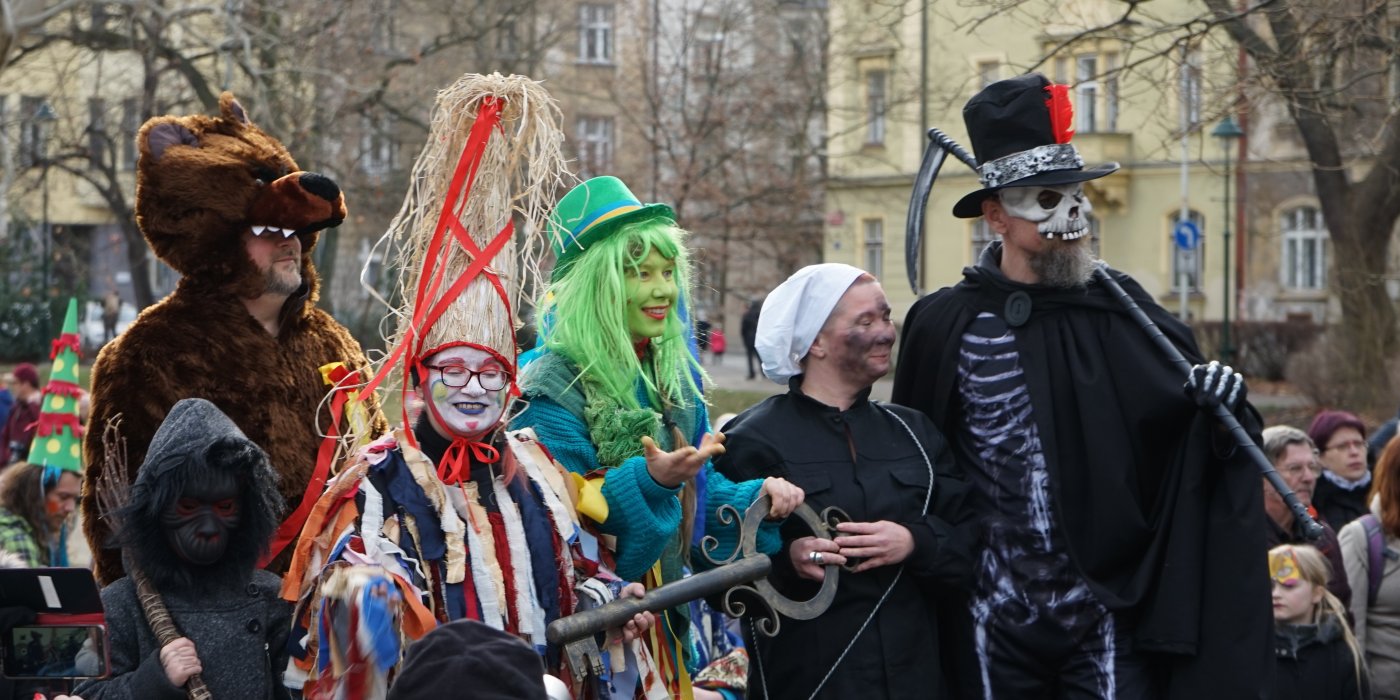 Masky na masopustním průvodu