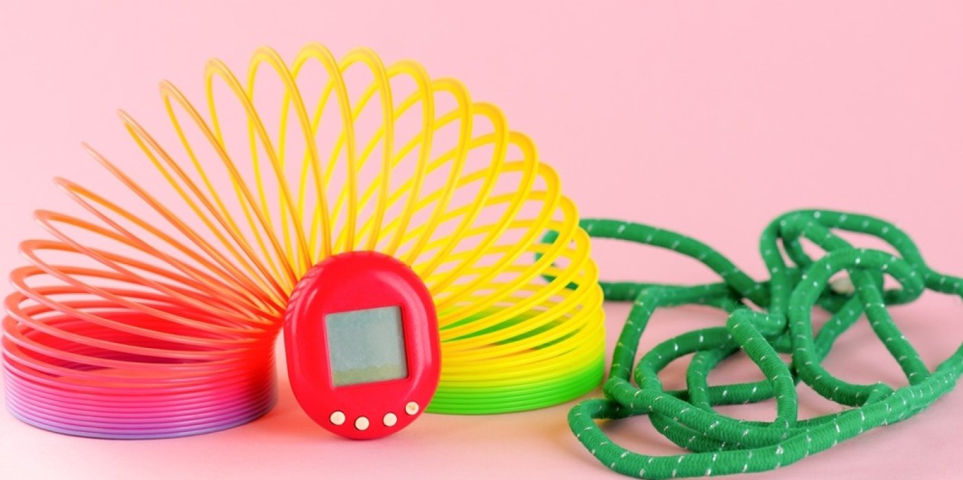 Devadesátkové hračky na růžovém pozadí