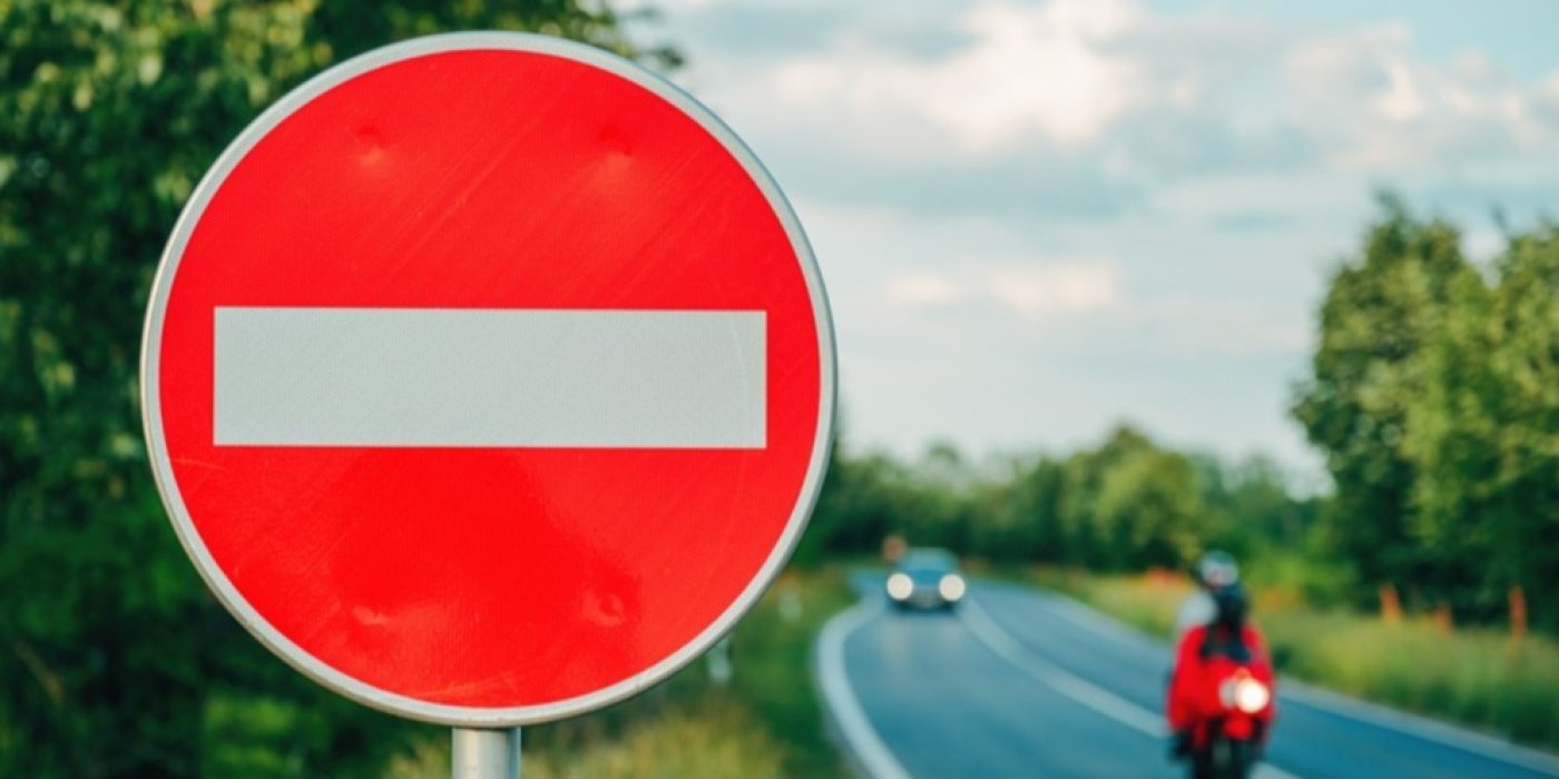 Značka zákaz vjezdu všech vozidel