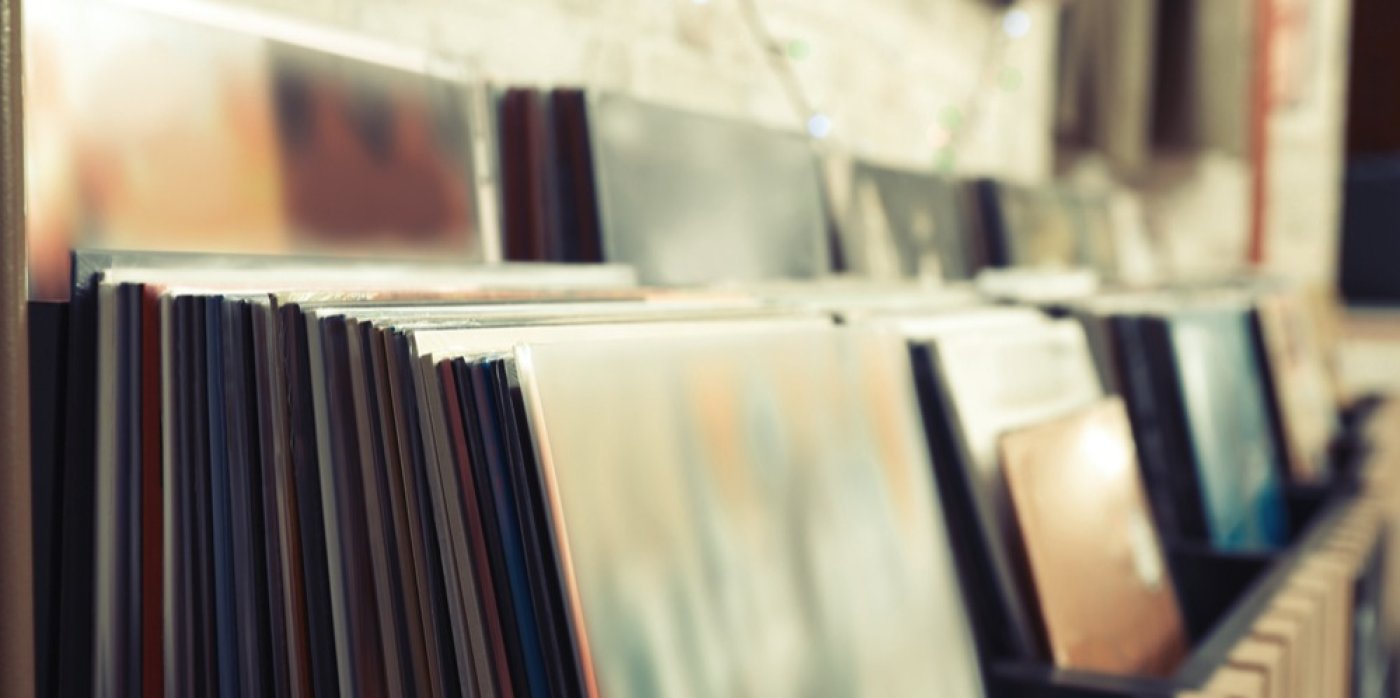 Vinylové desky v regálu