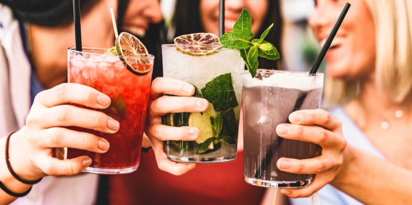 Ženy si připíjí koktejly