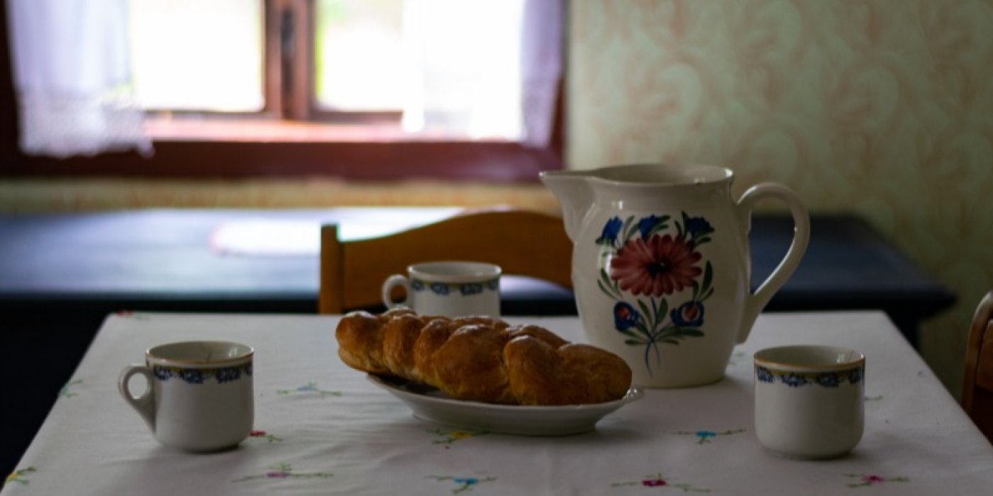 Vánočka na stole a starý keramický set