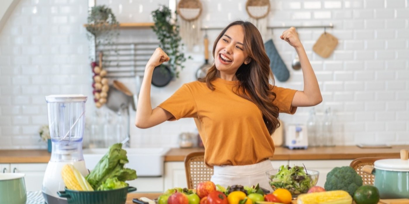 Mladá žena se raduje v kuchyni