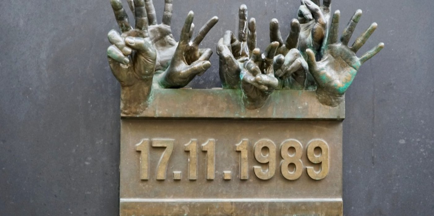 Plaketa připomínající události 17. 11. 1989