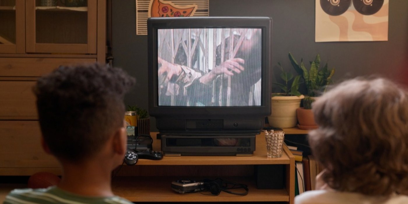 Dva kluci se dívají na televizi