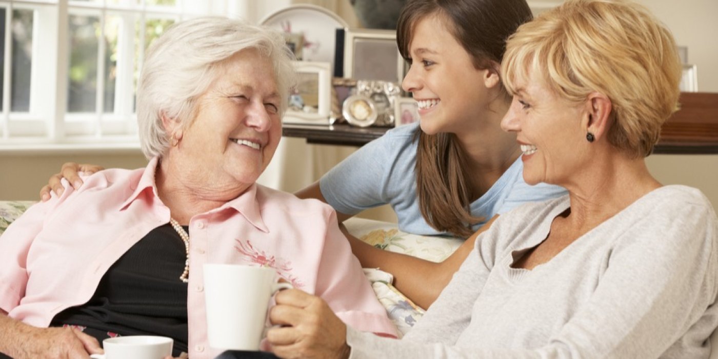 Různá generace žen se baví u kávy