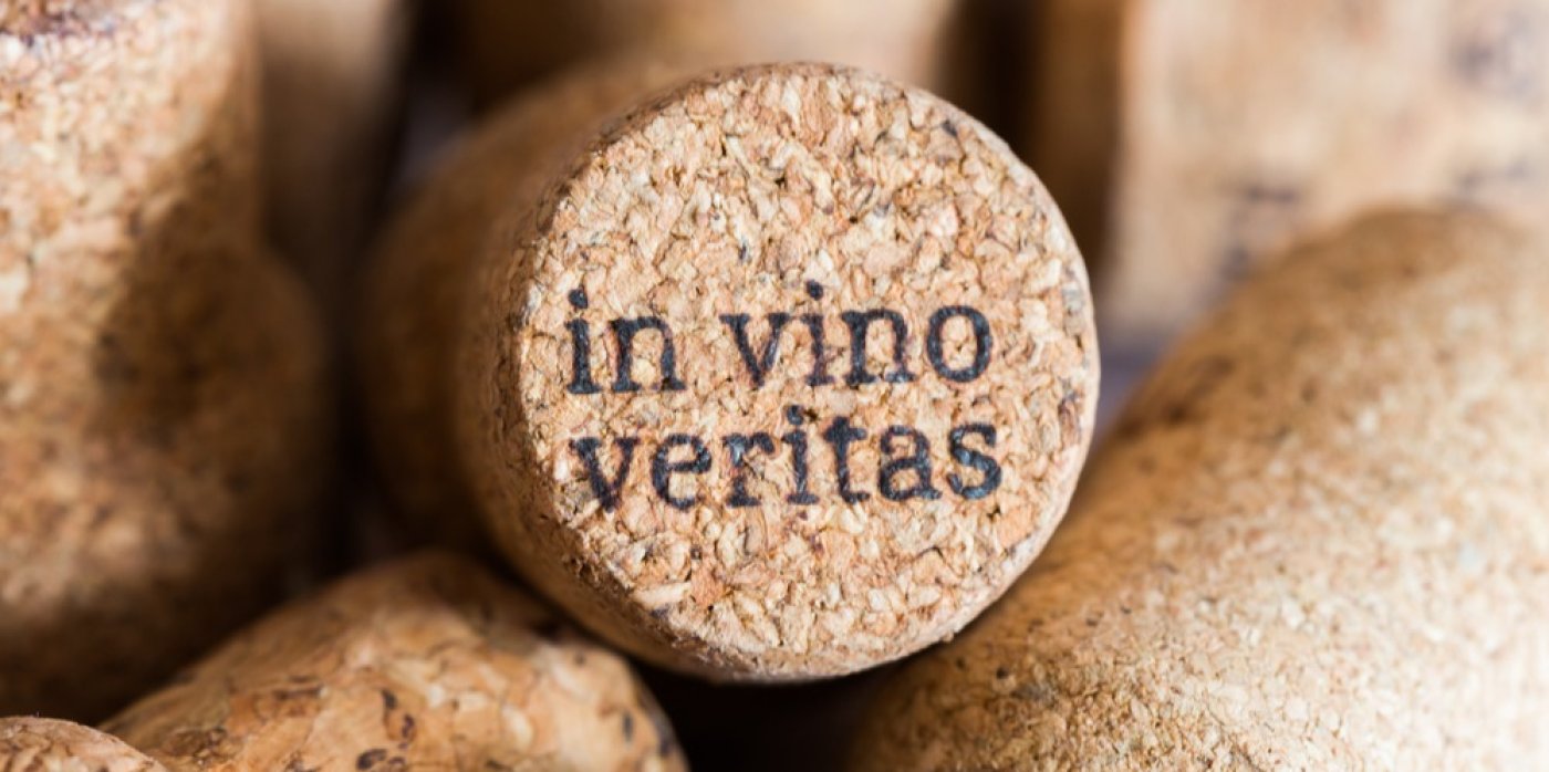 Korky s nápisem in vino veritas