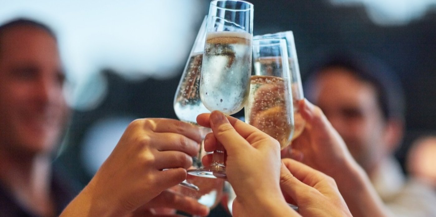 Lidé si připíjí šampaňským