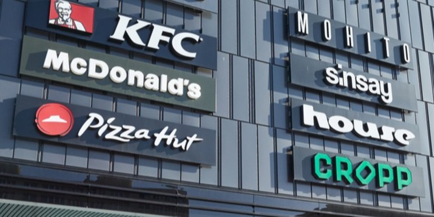 Různé značky na nákupním centru