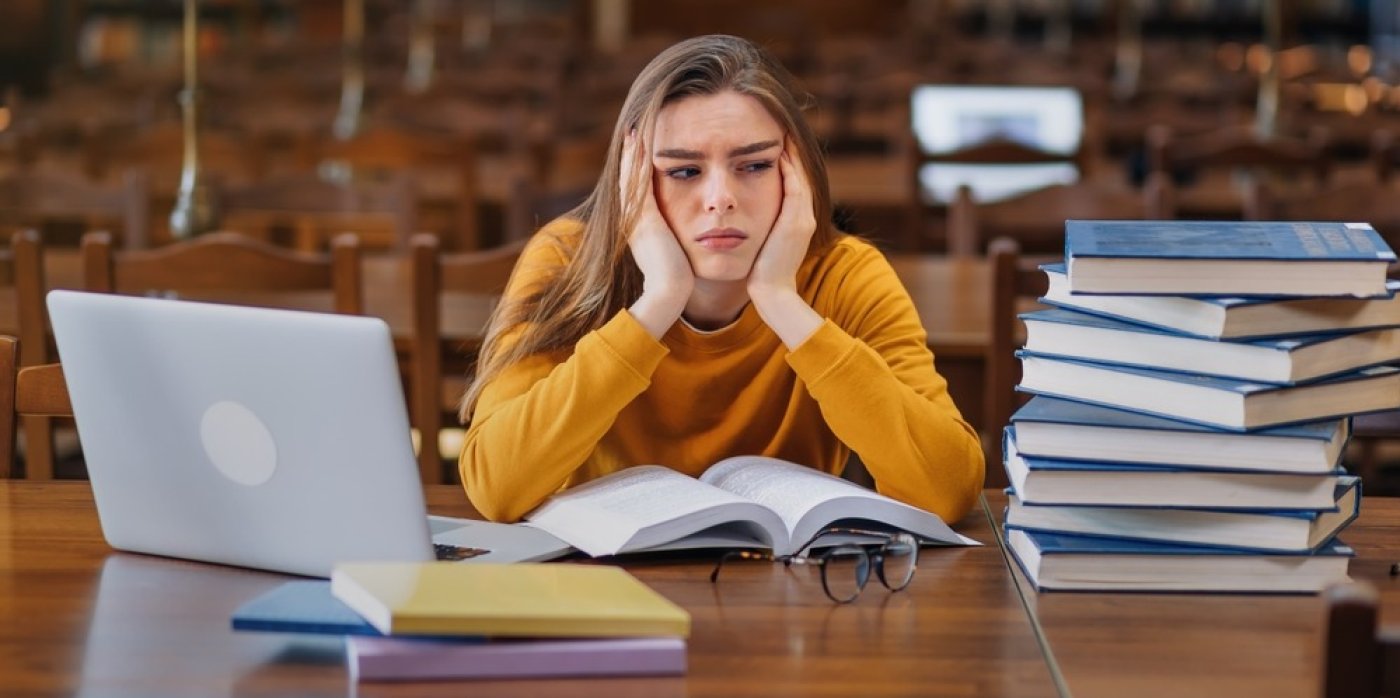 Žena se mračí nad knížkou