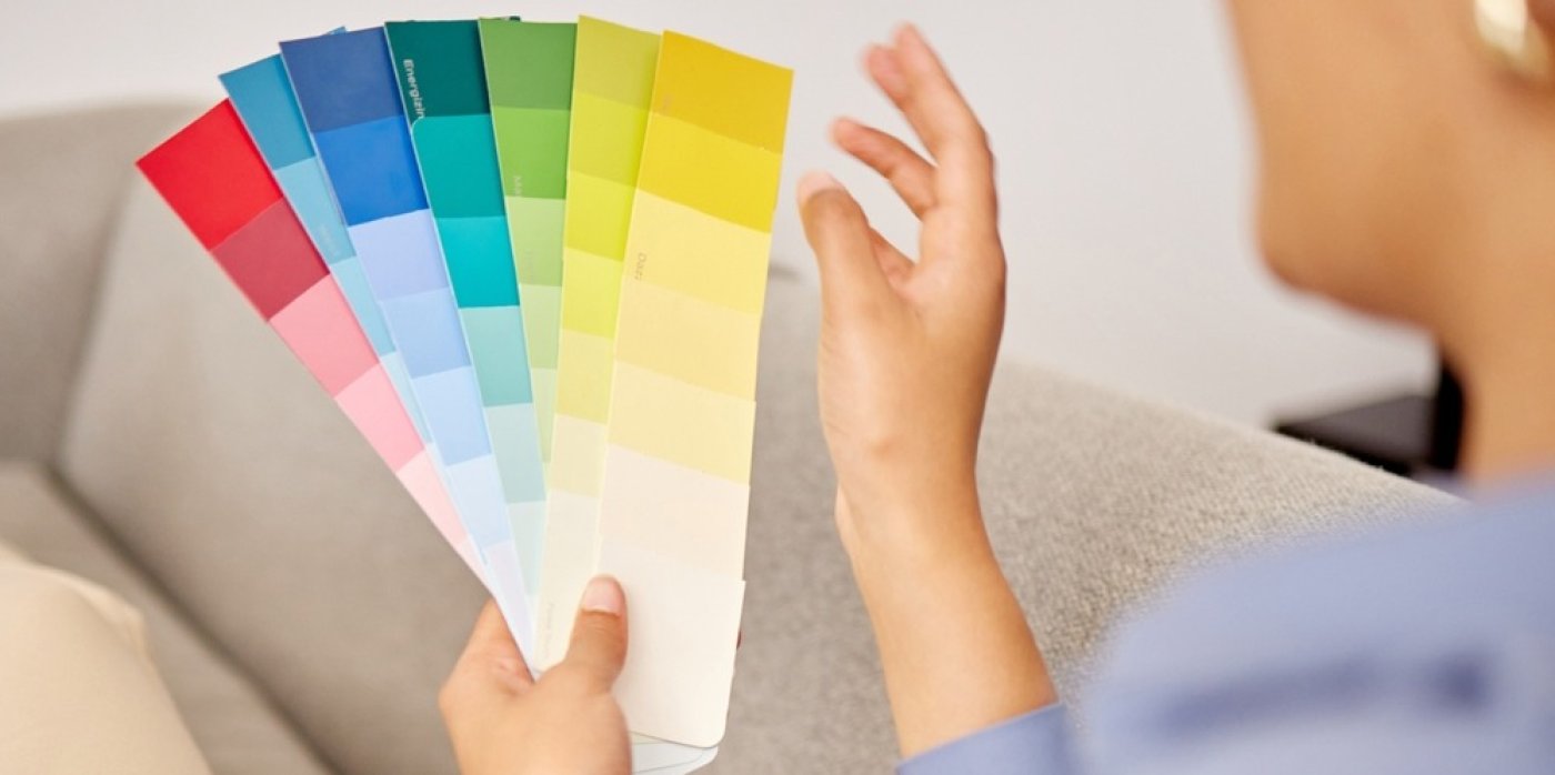 Žena drží vzorky barev