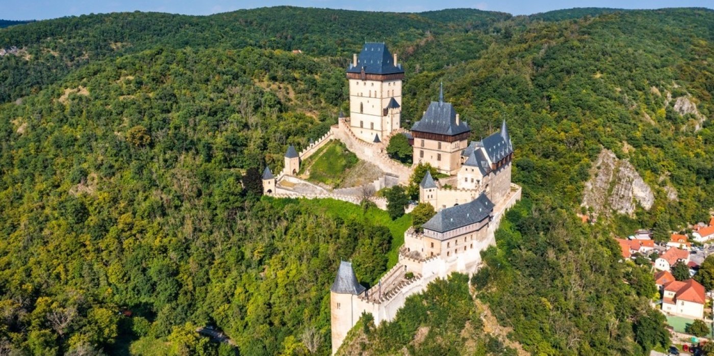 Letecký pohled na hrad Karlštejn