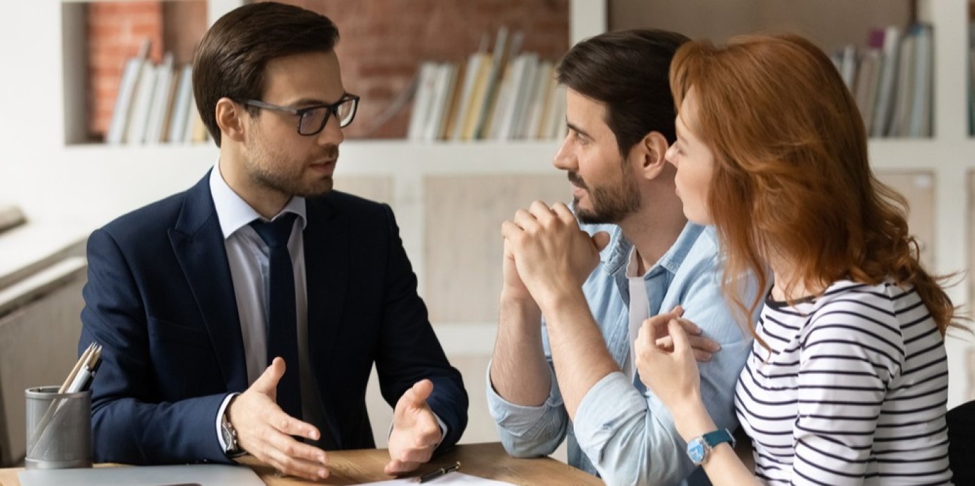 Mladý pár mluví s mužem na obrázku