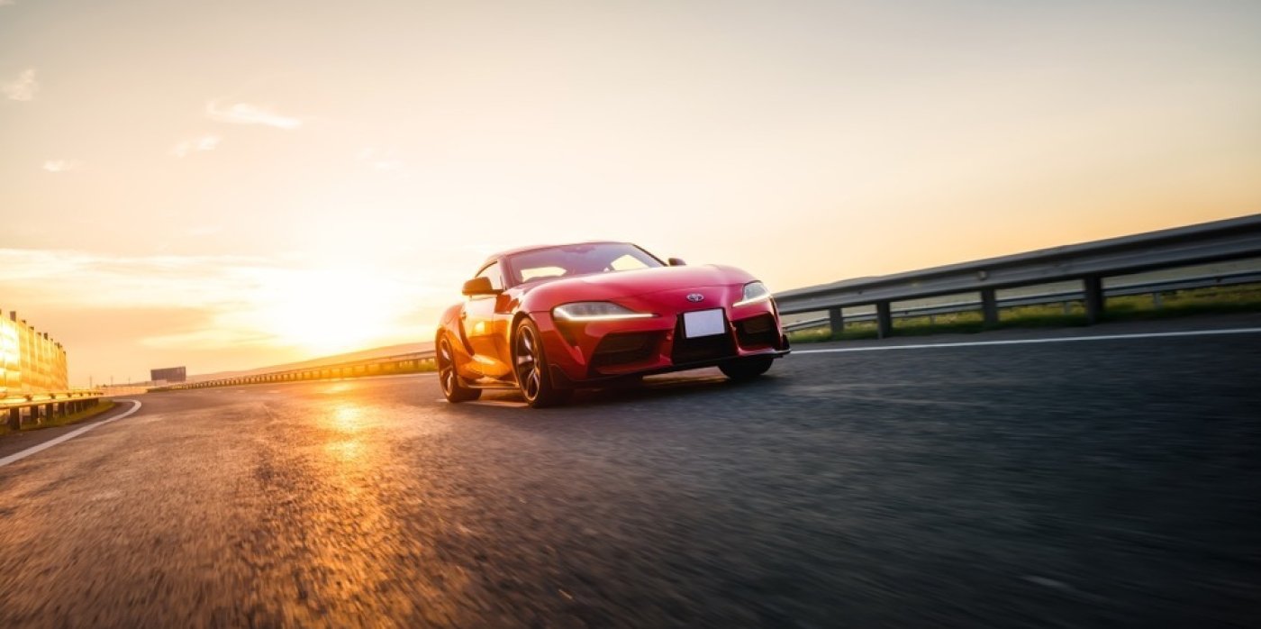 Červené auto na silnici