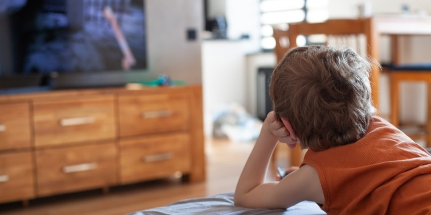 Dítě se dívá na televizi