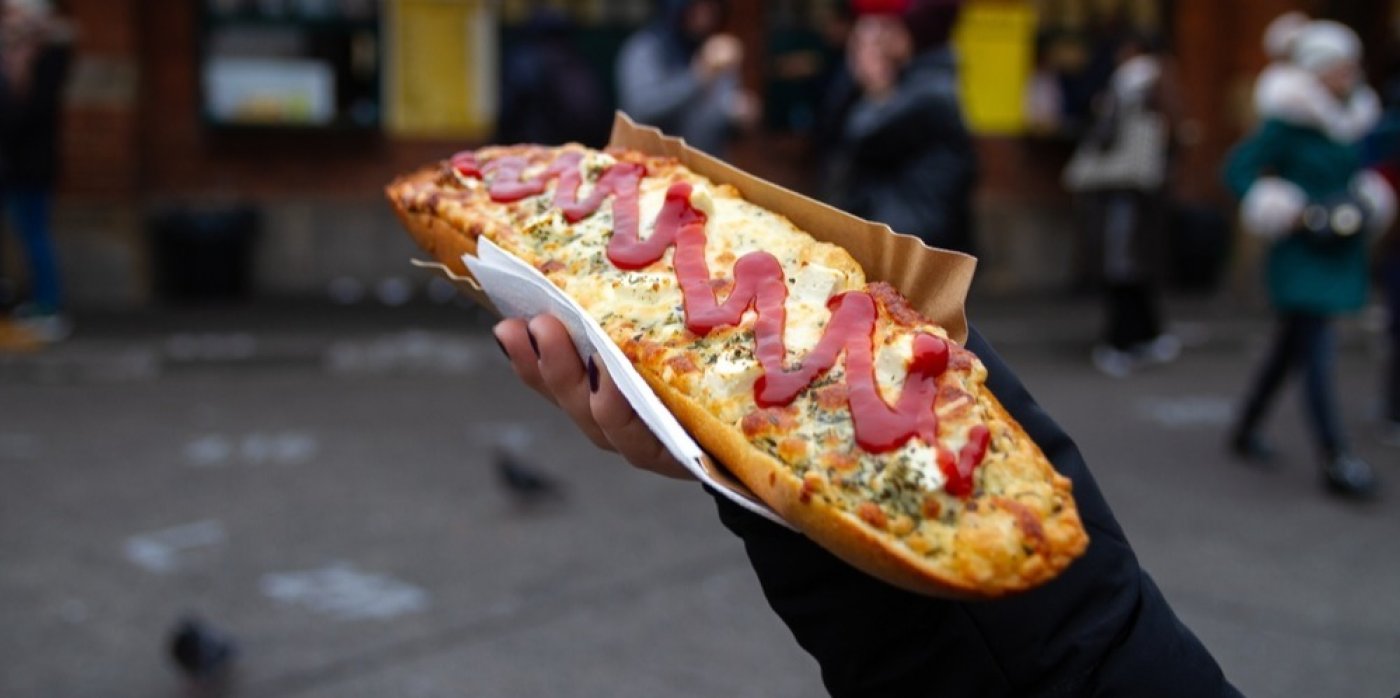 Zapiekanka v ruce na ulici