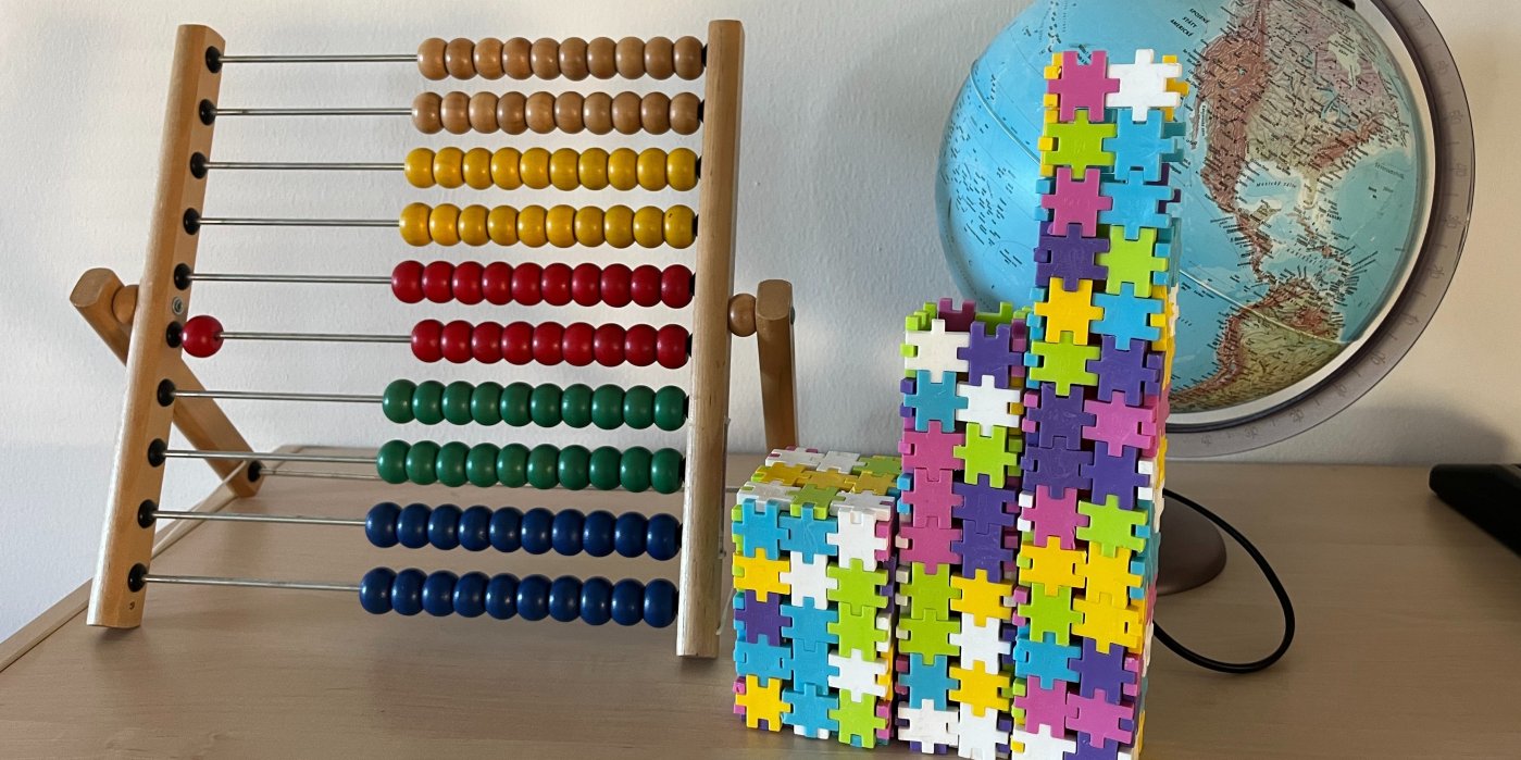 Počítadlo, stavebnice a globus na stole