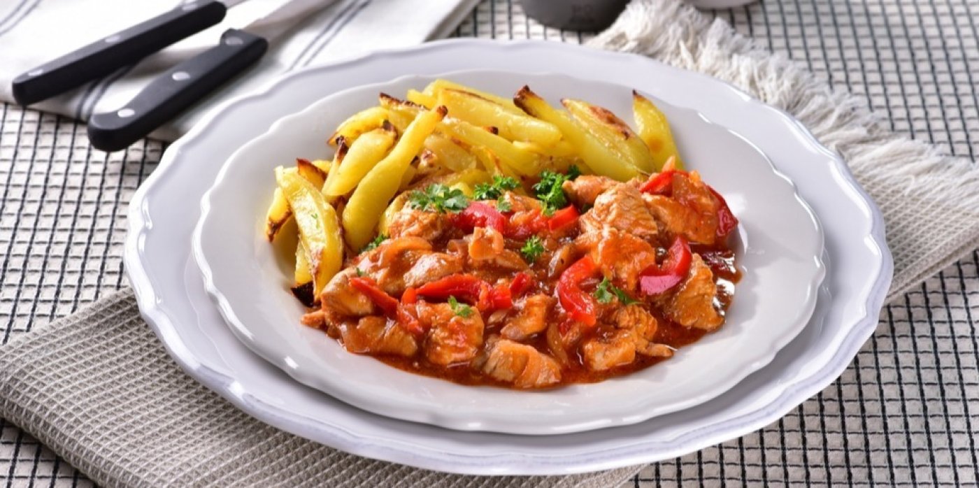 Katův šleh s hranolkami na bílém talíři