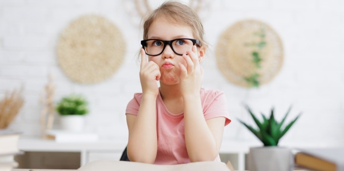 Holčička se zamýšlí