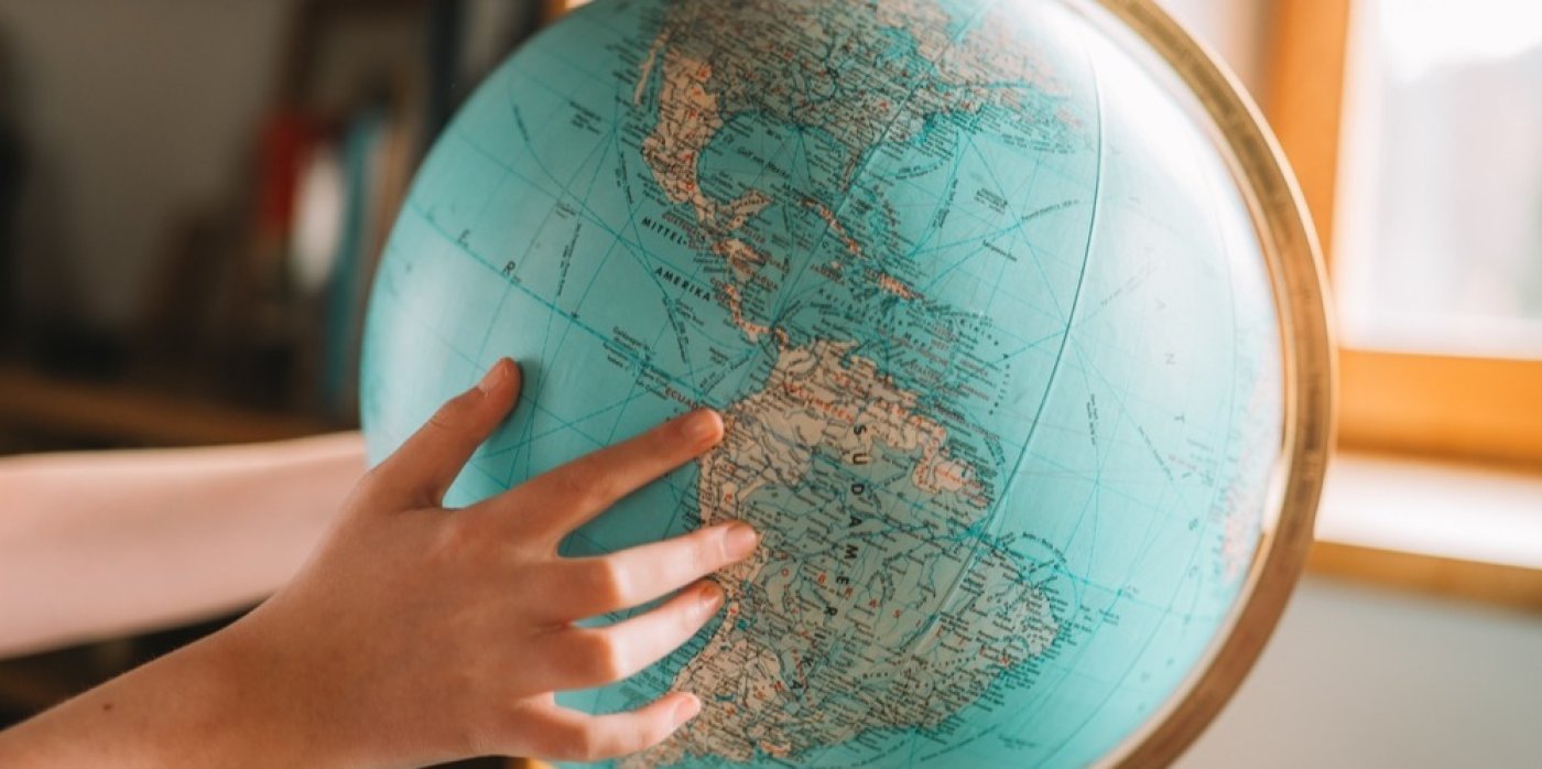 Dětské ruce drží globus