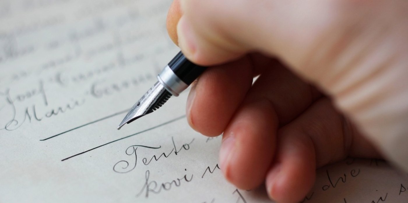 Ruka píše na papír