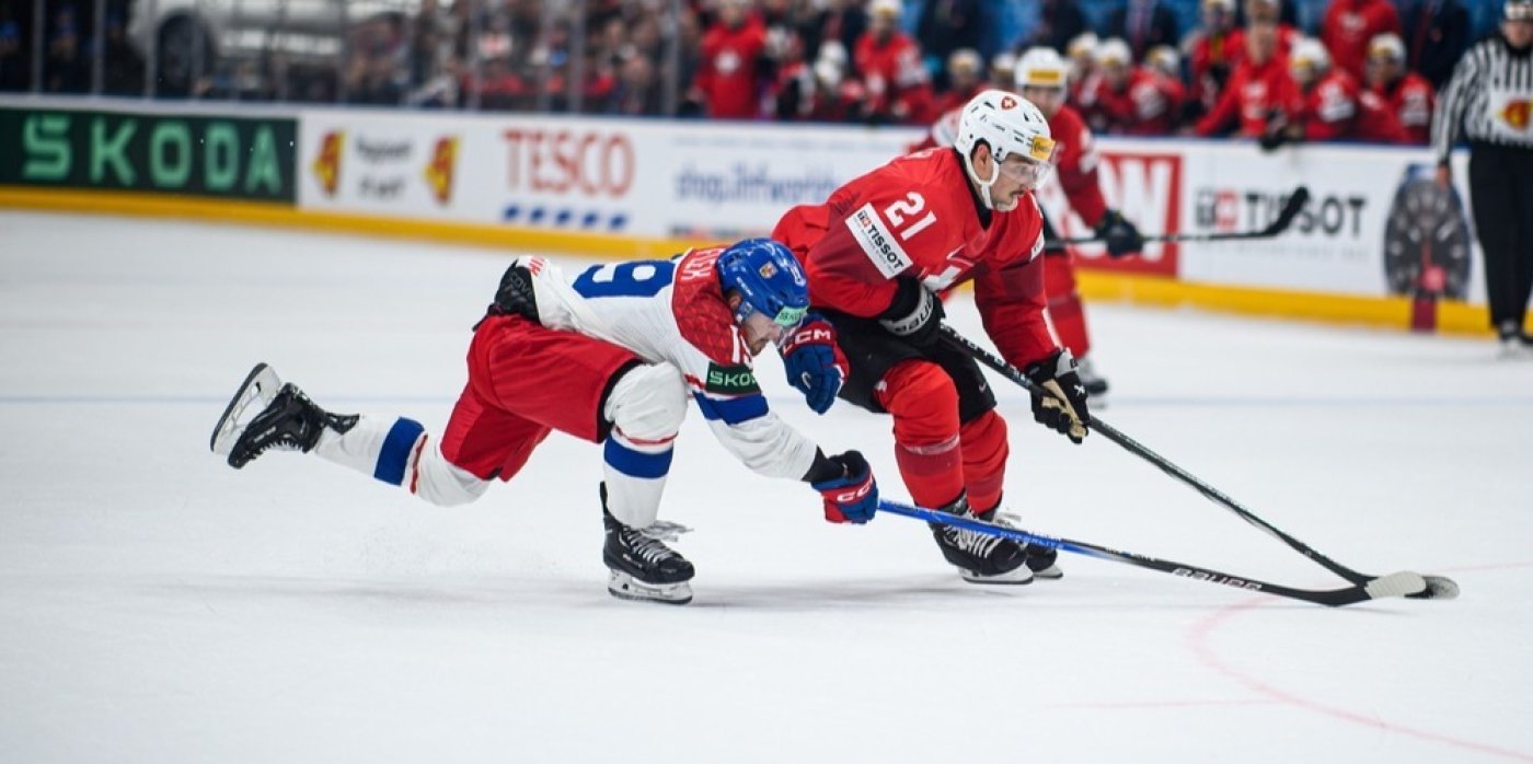 Hokejisté na ledě soupeří o puk