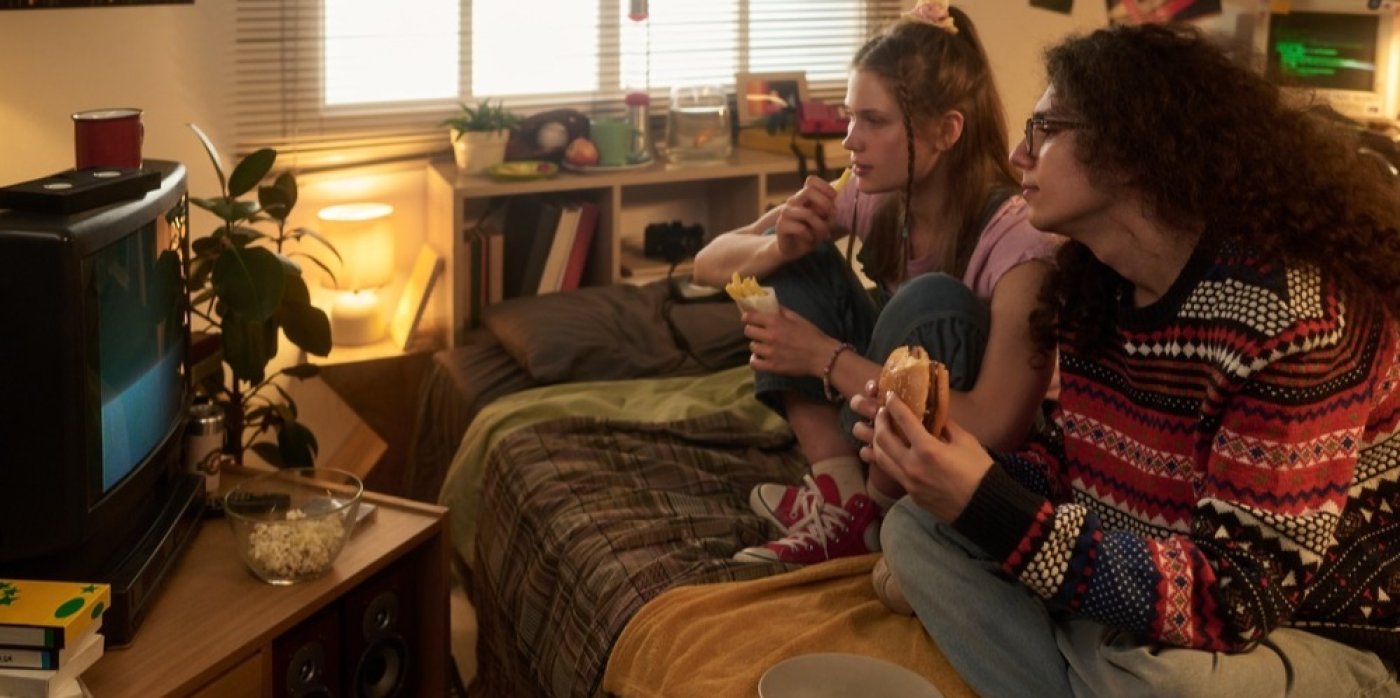 Teenageři se dívají na starou televizi