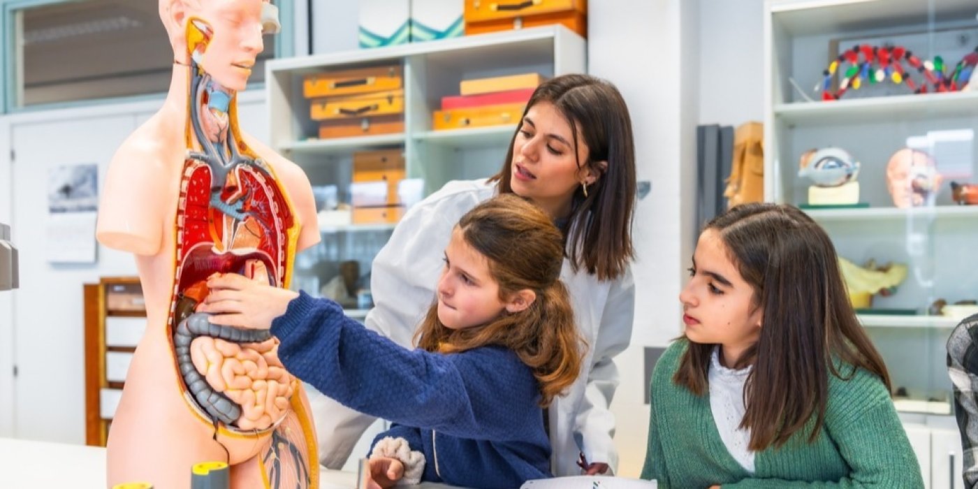 Děti se učí o lidském těle ve škole