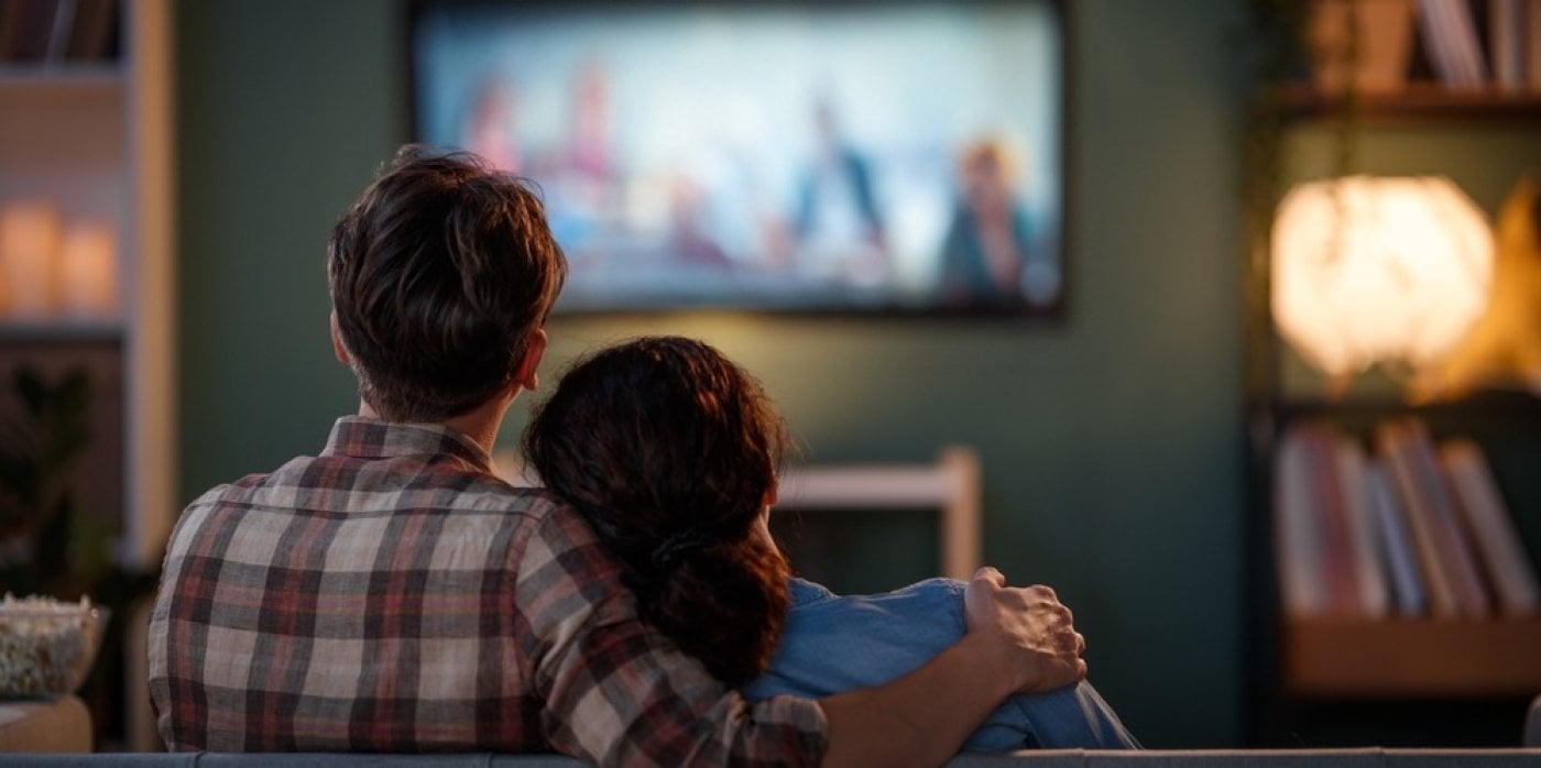 Pár se dívá na televizi