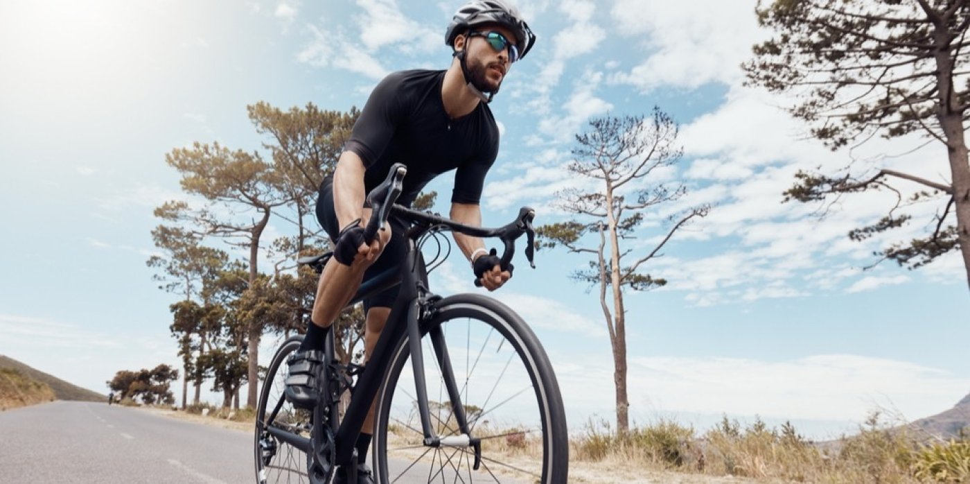 Cyklista jede po silnici na kole