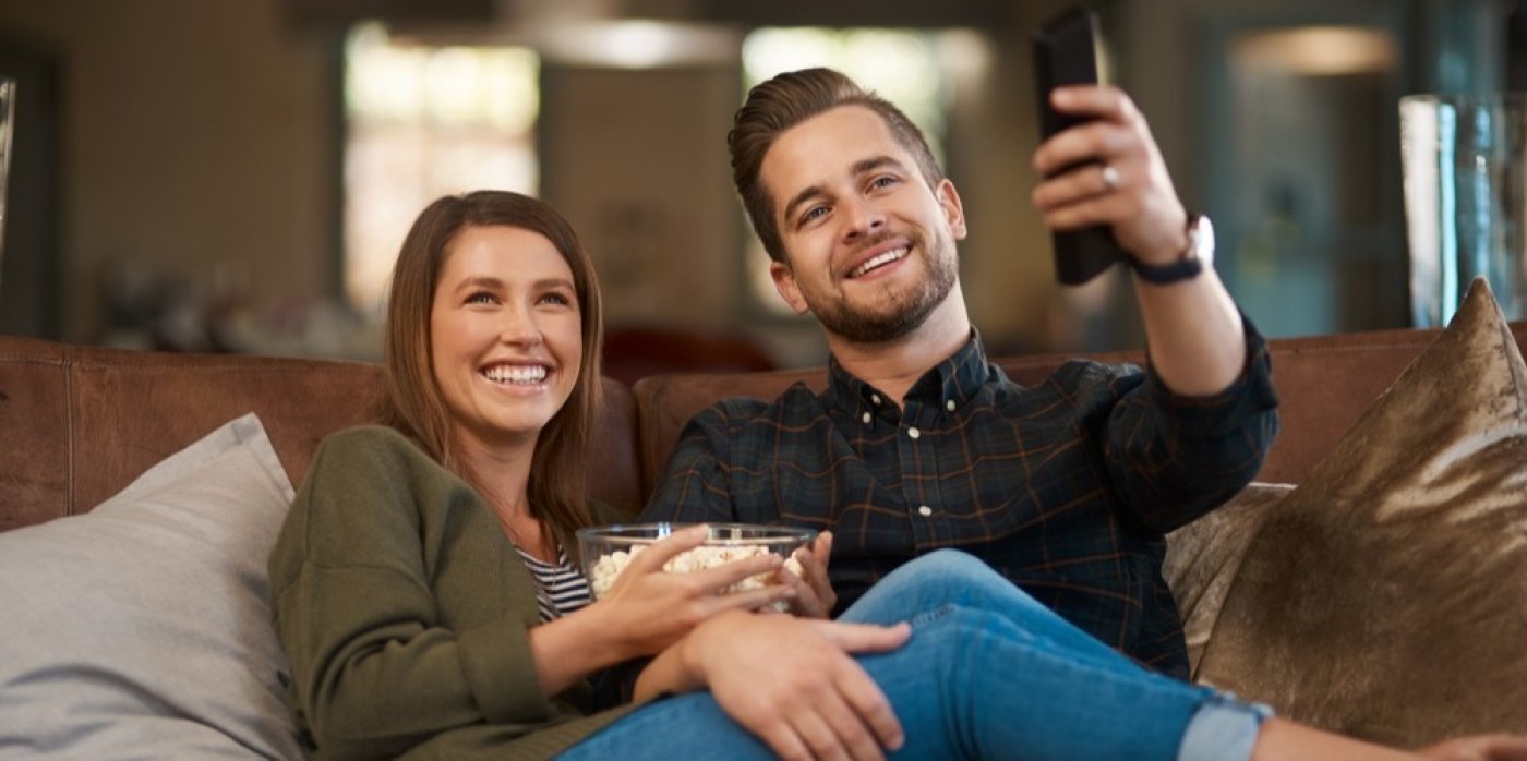 Pár se dívá na televizi