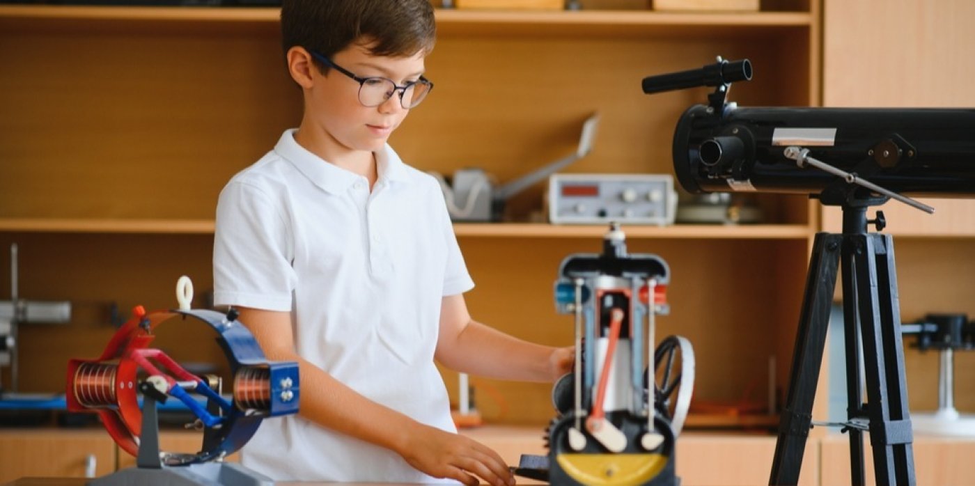 Kluk v učebně fyziky