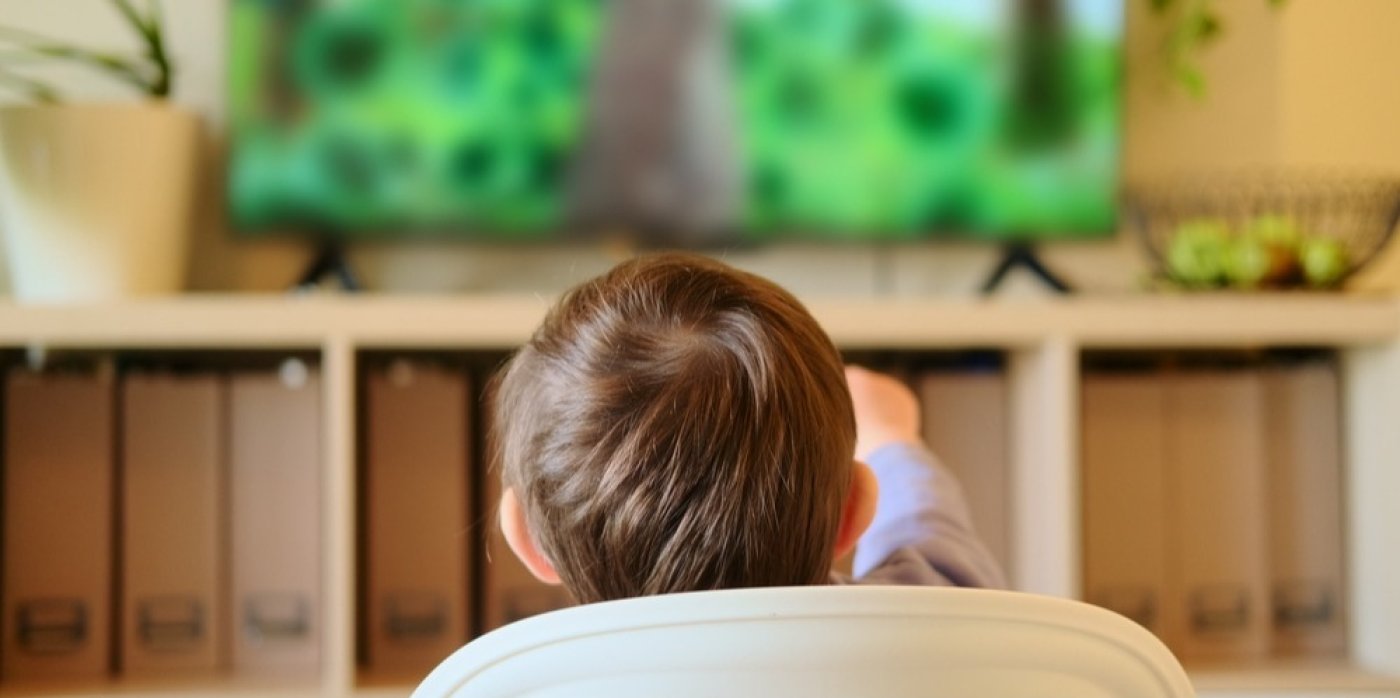 Malý kluk se dívá na televizi