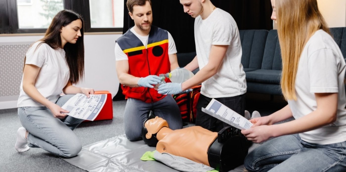 Lidé se učí první pomoc