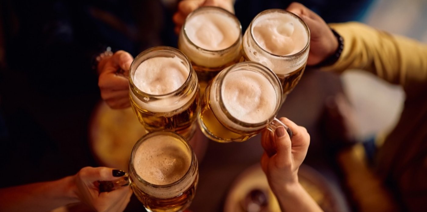 Lidé si připíjí půllitry piva
