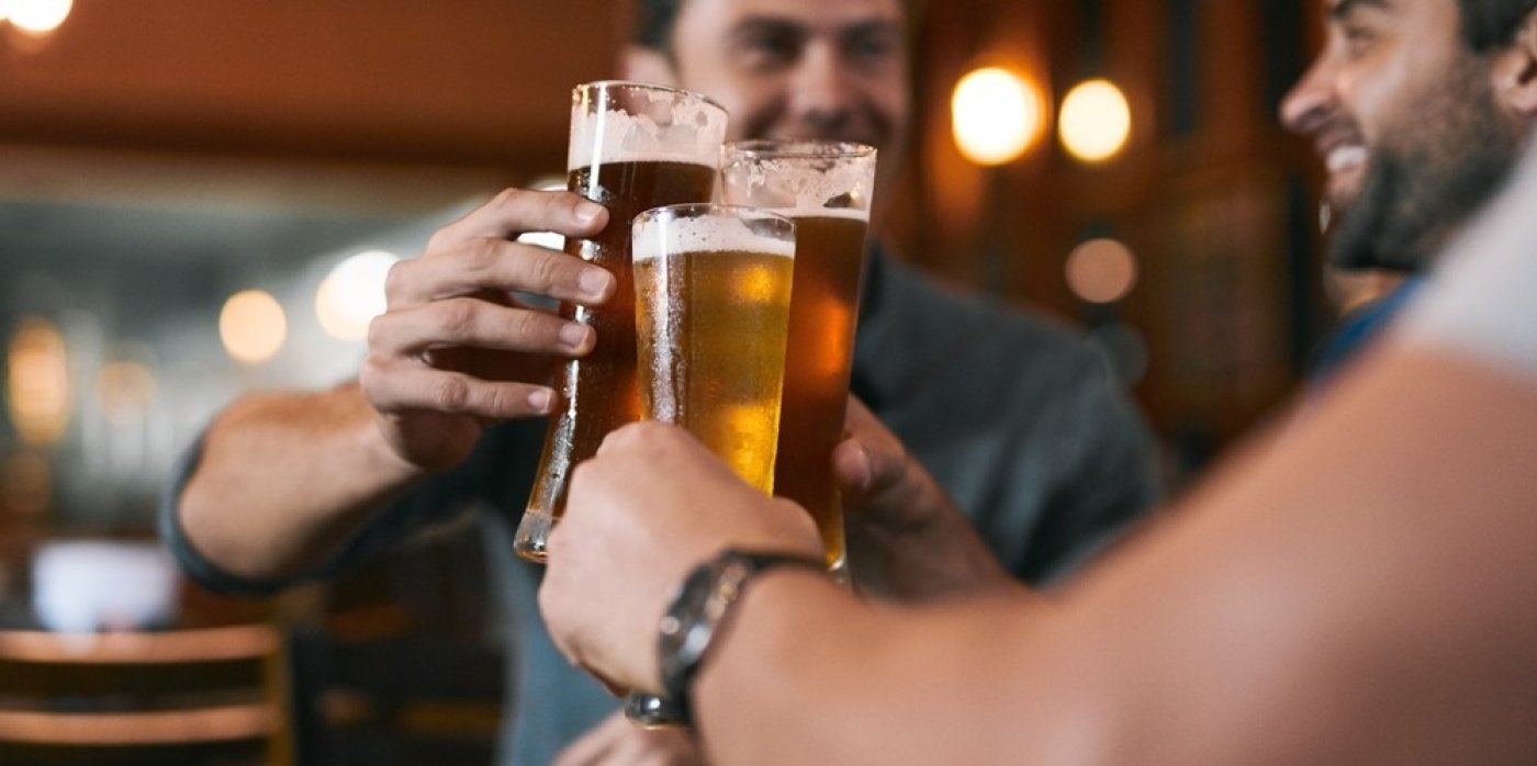 Muži si připíjí pivem