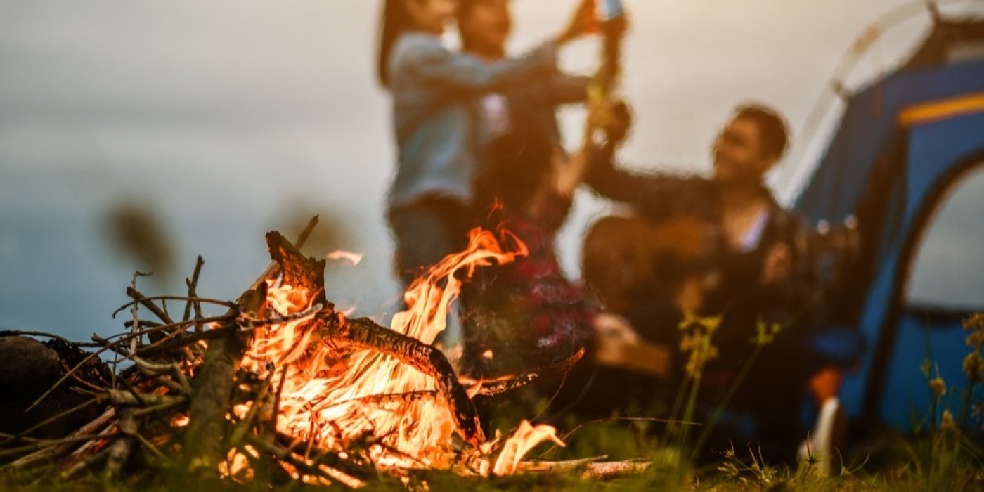 Táborák a lidé v pozadí