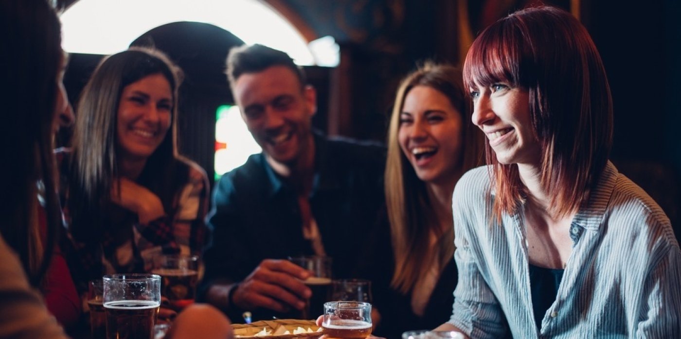 Lidé se baví v hospodě