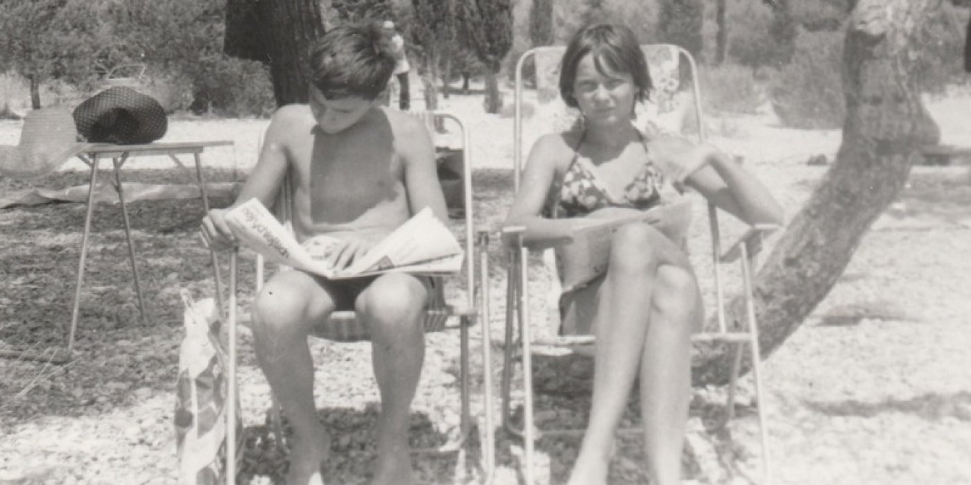 Děti sedí na skládacích židlích