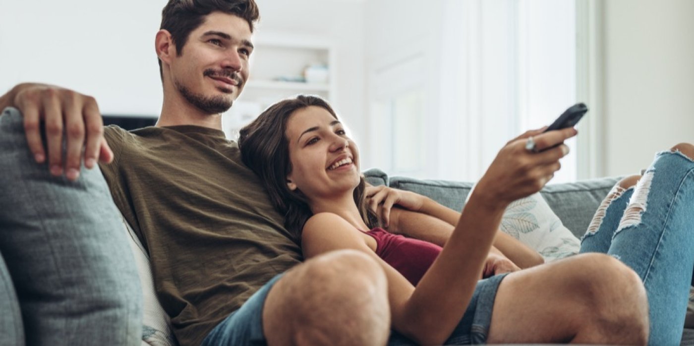 Mladý pár se dívá na televizi