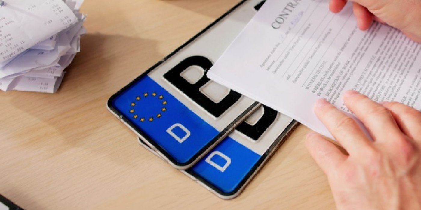 Muž vyplňuje papíry k registrační značce