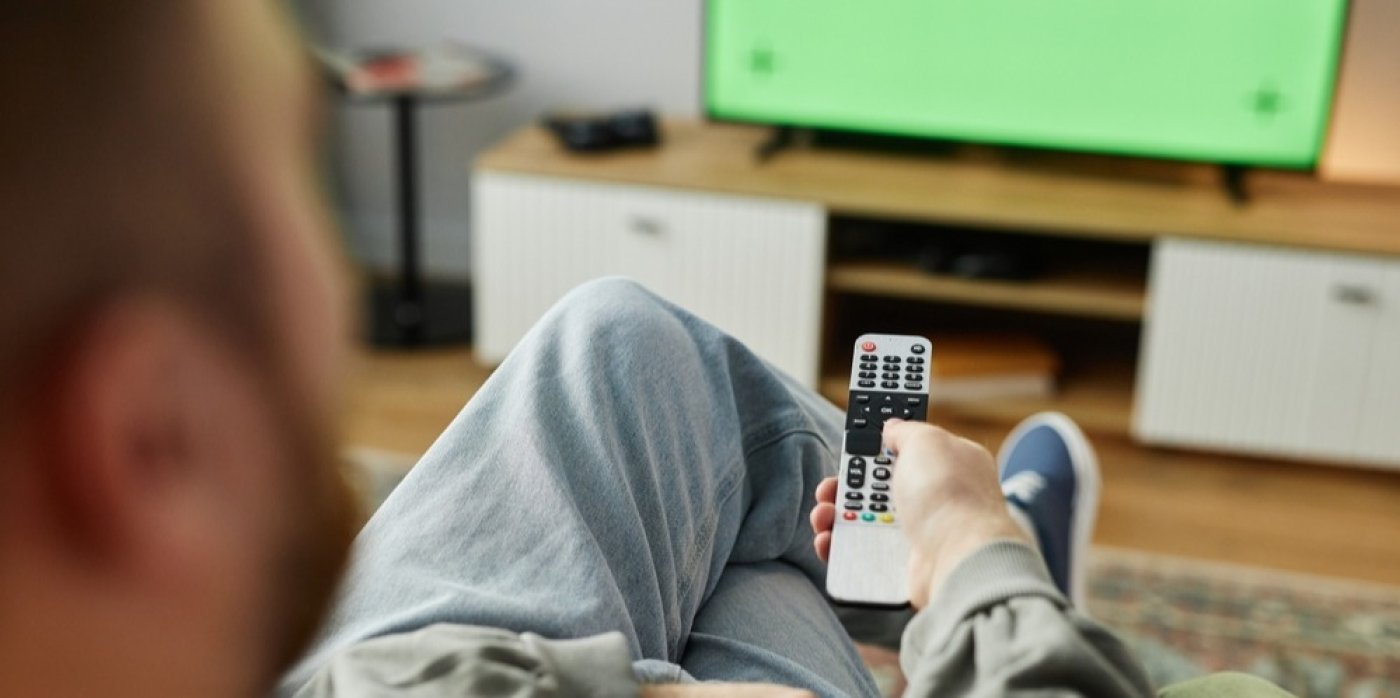 Muž se dívá na televizi