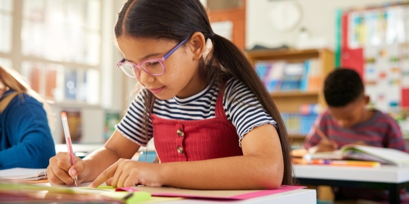 Holčička píše ve třídě