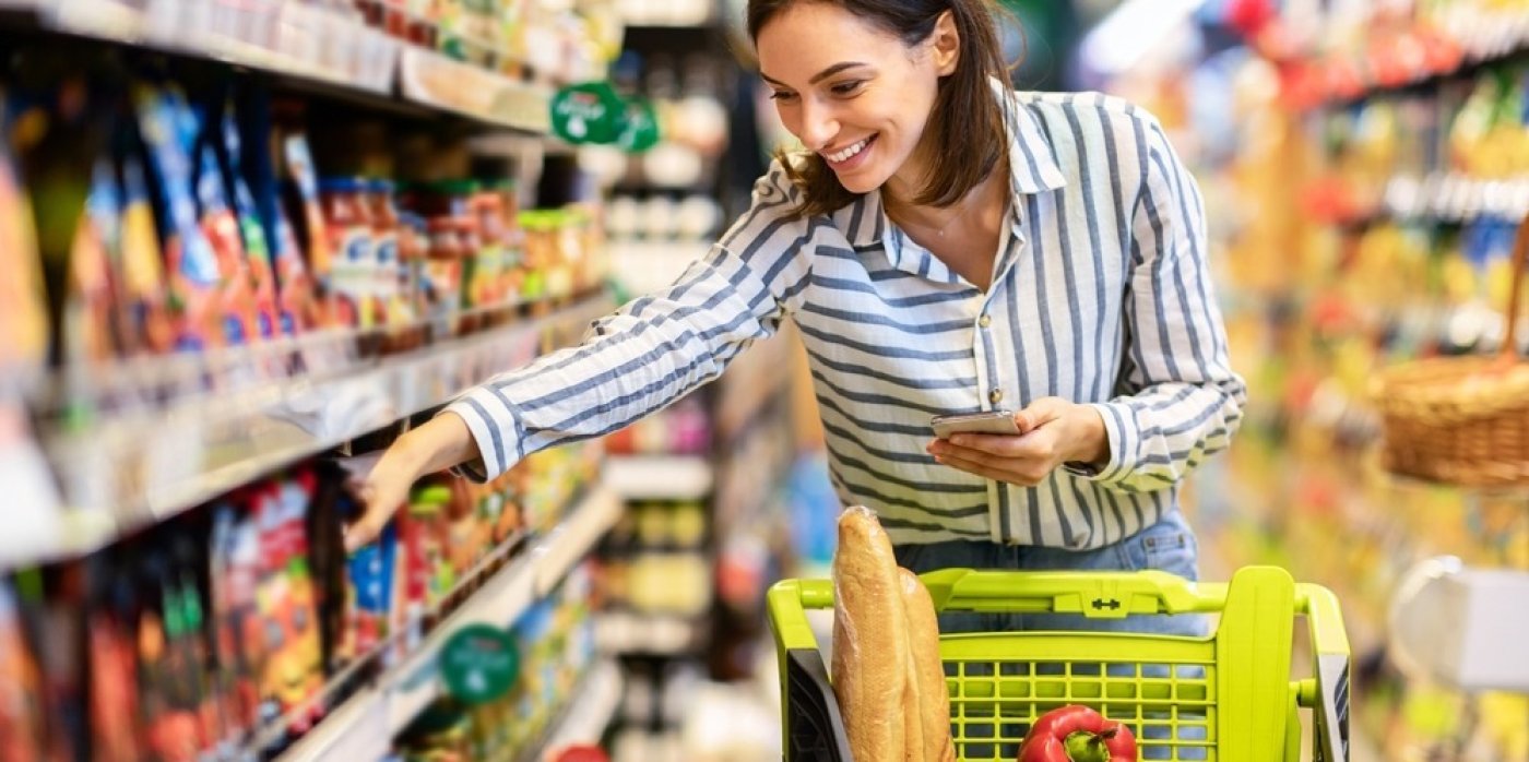 Žena nakupuje v obchodě