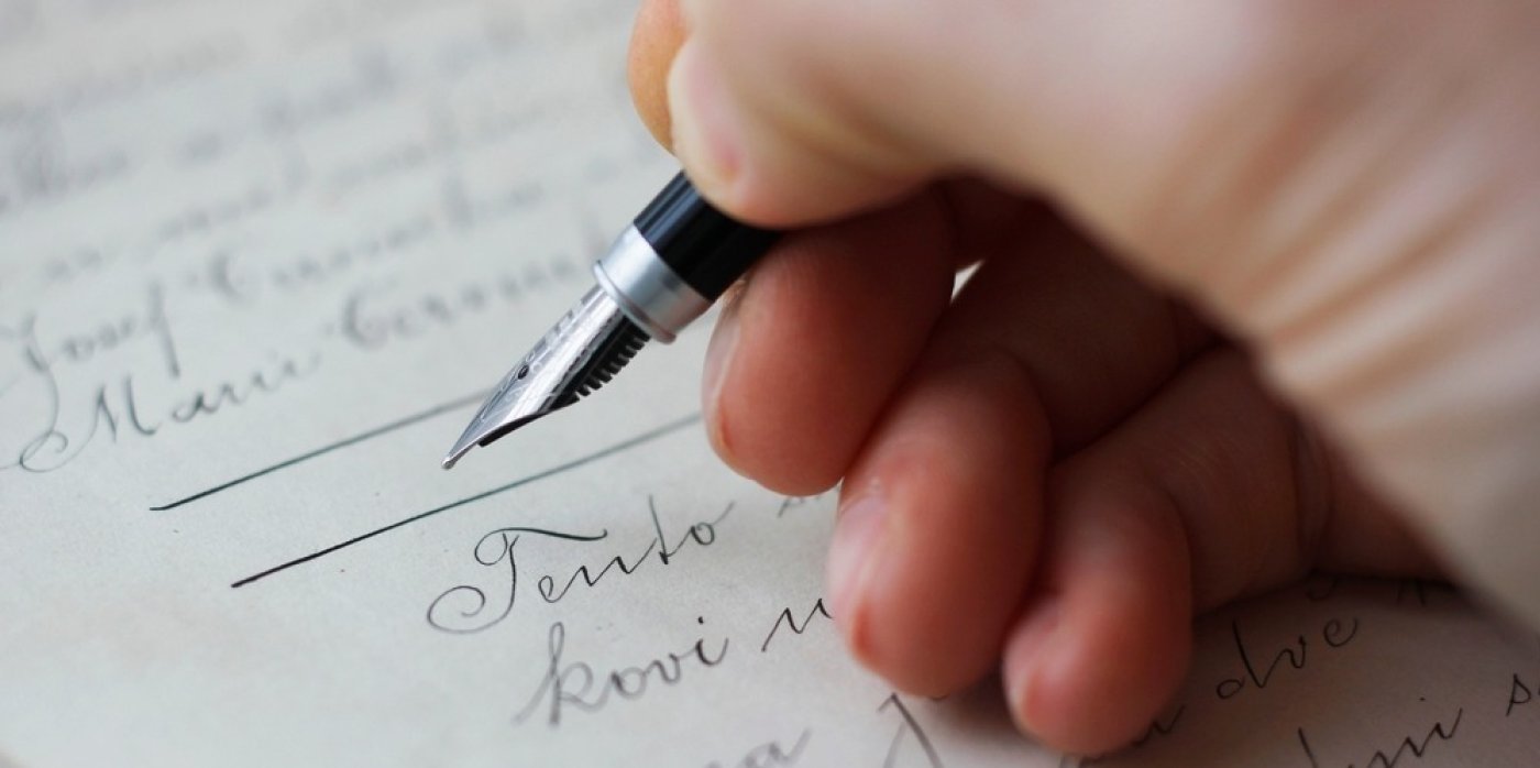 Ruka píše do sešitu