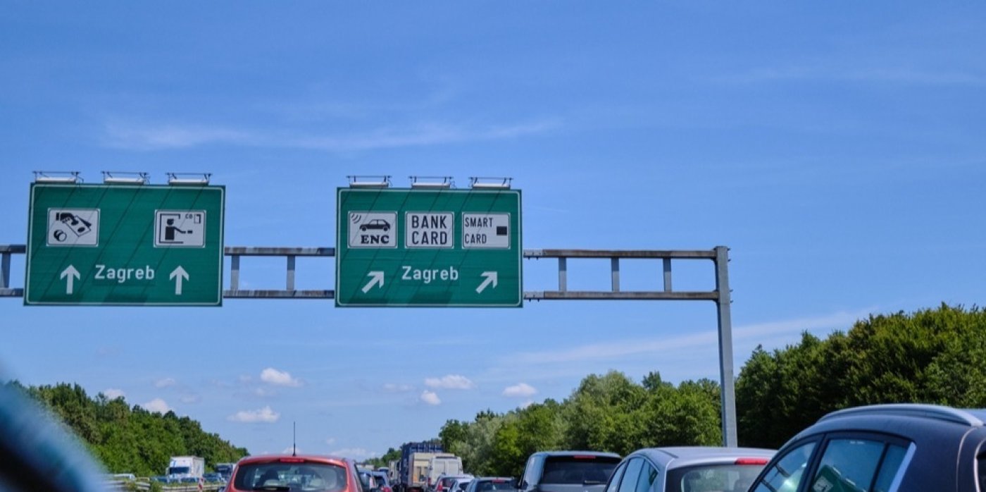 Značka na silnici ukazuje směr na Záhřeb