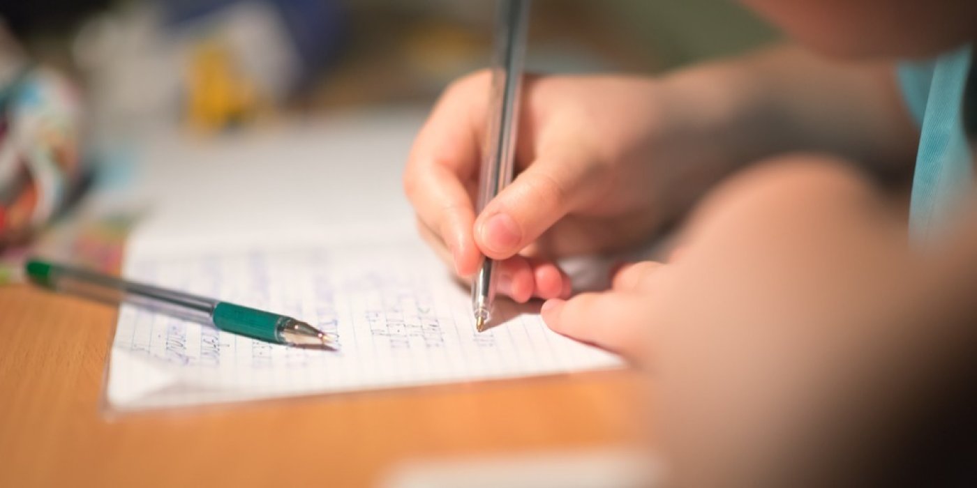 Dítě píše na papír