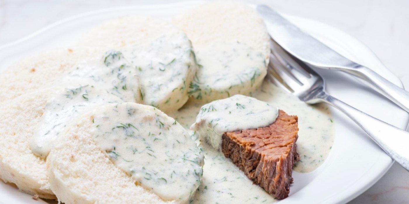 Koprová omáčka s knedlíky a masem